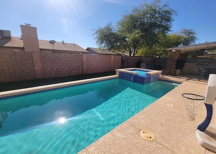 Dugout Summer Getaway Sparkling Pool Hot Tub Holiday home *