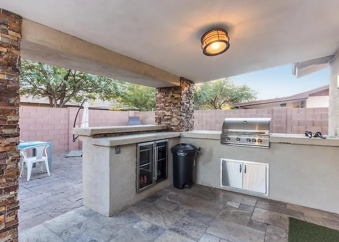 Dugout Summer Getaway Sparkling Pool Hot Tub Holiday home